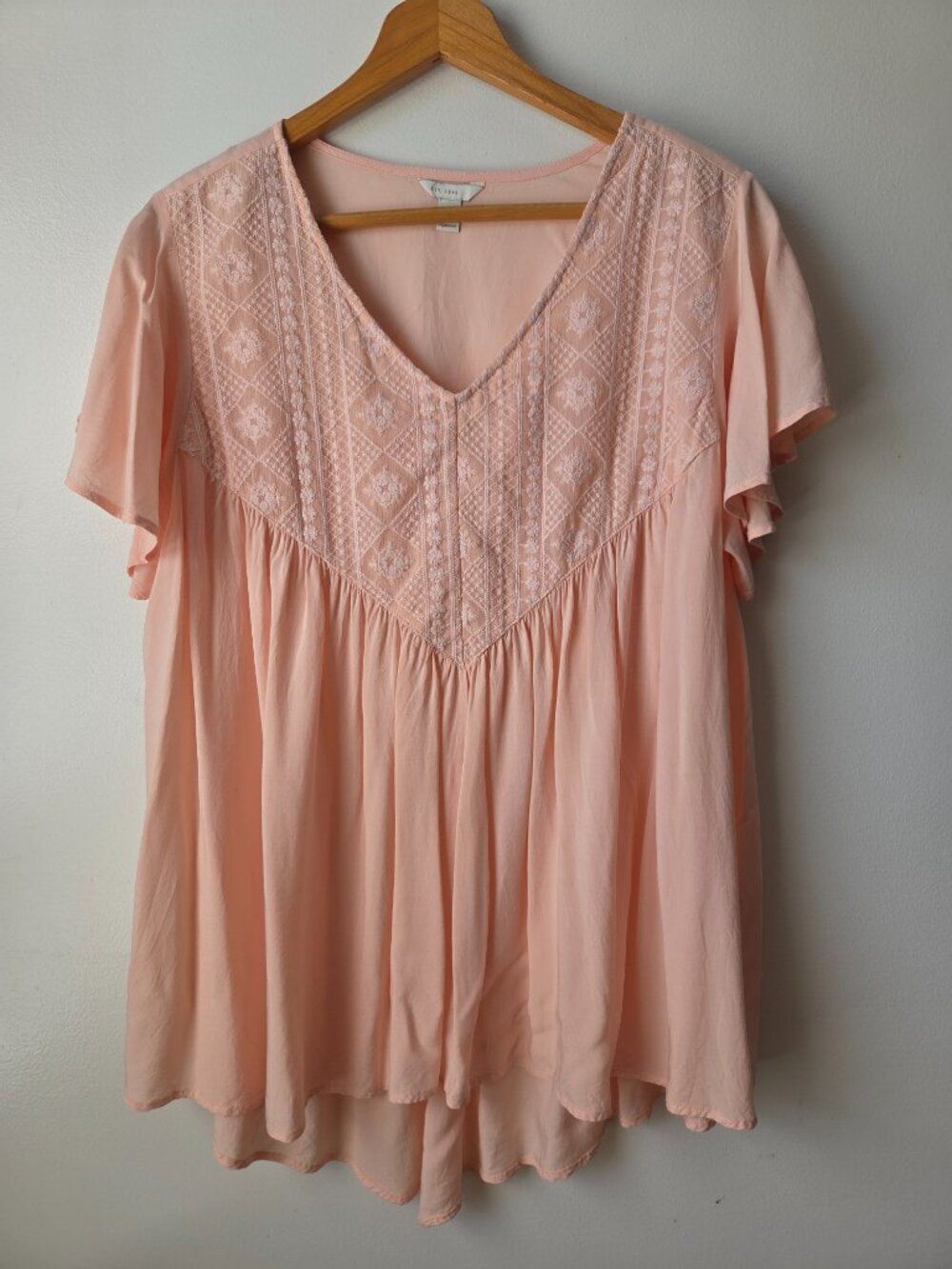 LIKE NEW C EST 1946 PEACH V NECK LACE APPLIQUE FLUTTER SLEEVES SOFT TOP SZ L